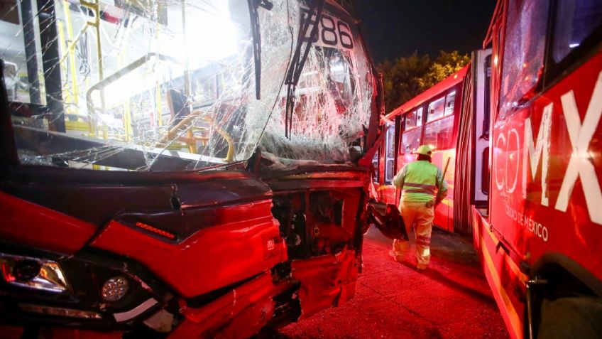 Camioneta maneja en sentido contrario y se impacta contra Metrobús en la colonia Doctores