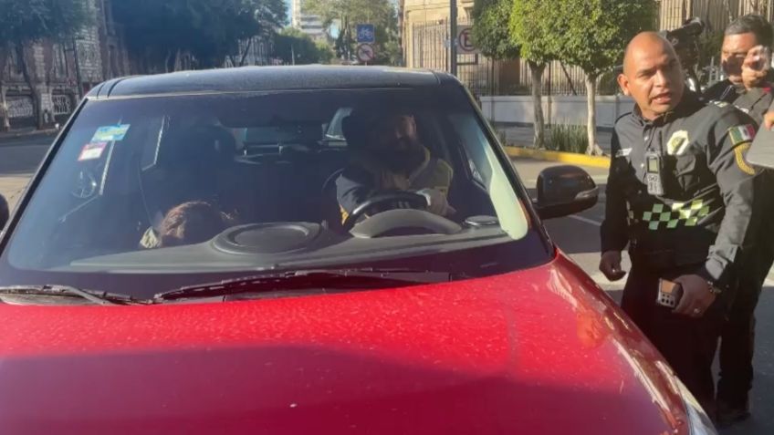 Un automovilista intenta pasar a la "brava" sobre un bloqueo en Av. Bucareli, se queda sin placas y sancionado