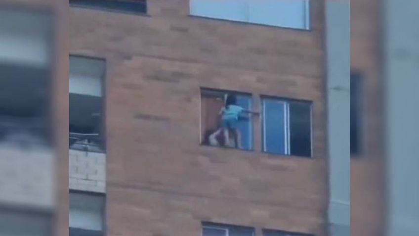 VIDEO: niñas juegan afuera de la ventana de su casa desde un alto edificio de más de 12 pisos