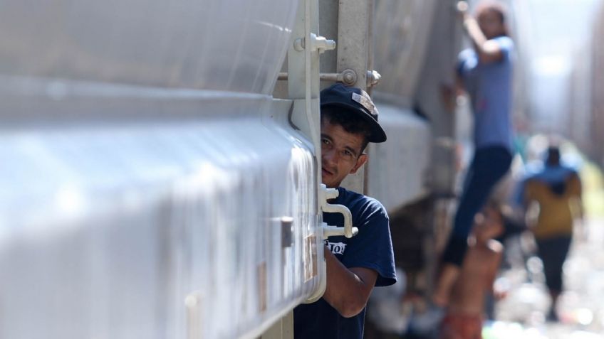 Moisés quería llegar a Estados Unidos a bordo de "La Bestia", pero resbaló y perdió el brazo