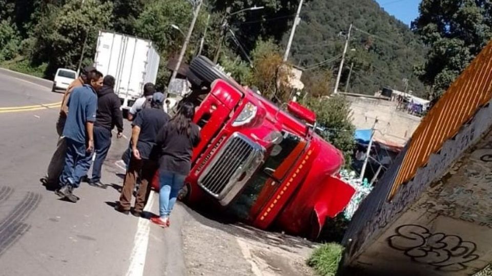 El trailer transportaba residuos que han generado mal olor en la zona.