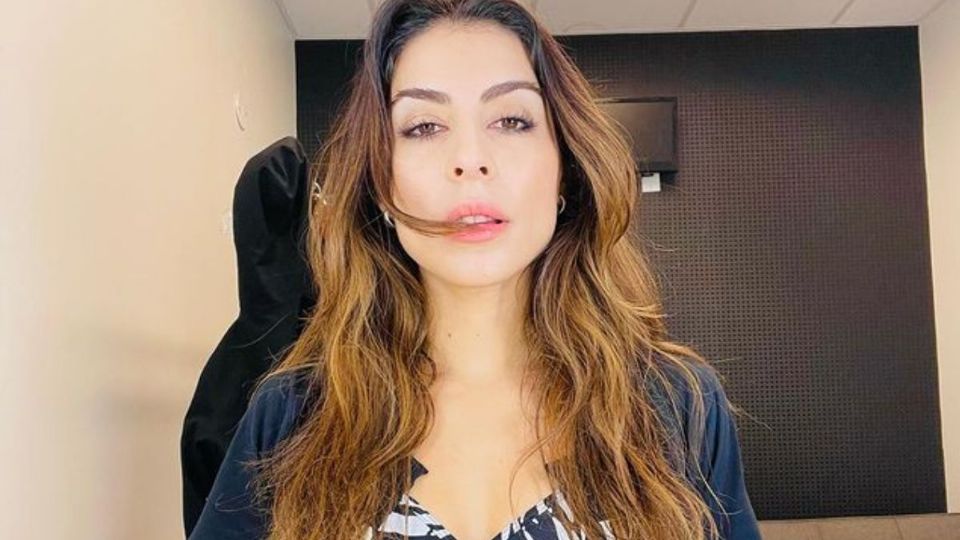 La bella cantante y bailarina te enseña a subirte al trend de la ropa fosforescente de una manera sensual y juvenil