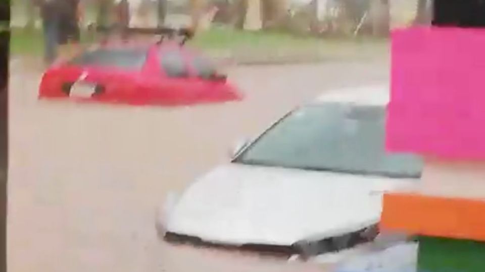 Lluvias causan afectaciones en Puerto Vallarta, Jalisco; se reportan canales y arroyos desbordados, así como avenidas inundadas y arrastre de coches