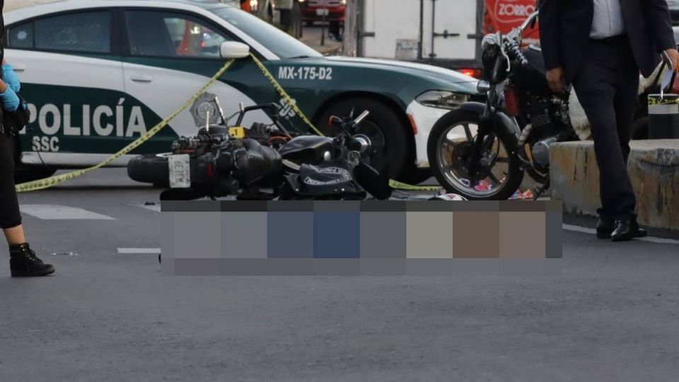 El motociclista se estrelló en un automóvil