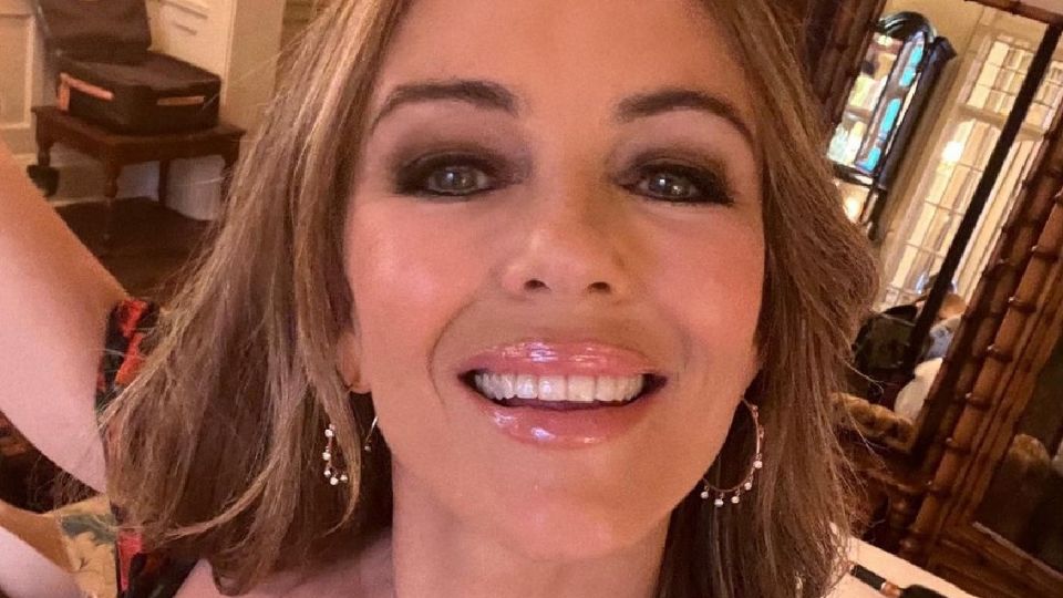 Elizabeth Hurley posando. Fuente: Instagram