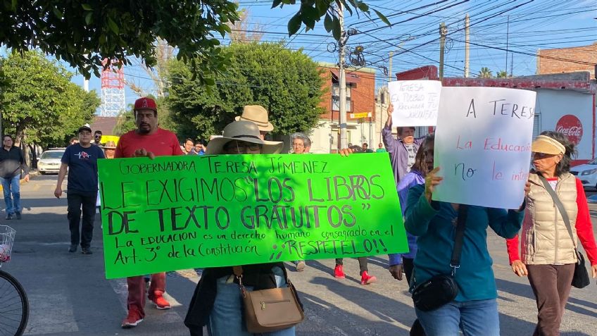 Marchan por la entrega de libros de texto gratuitos