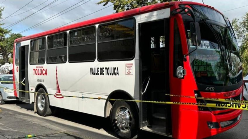 Rateros encañonan a un chofer de transporte público para asaltar a sus pasajeros, dos personas terminan heridas de bala