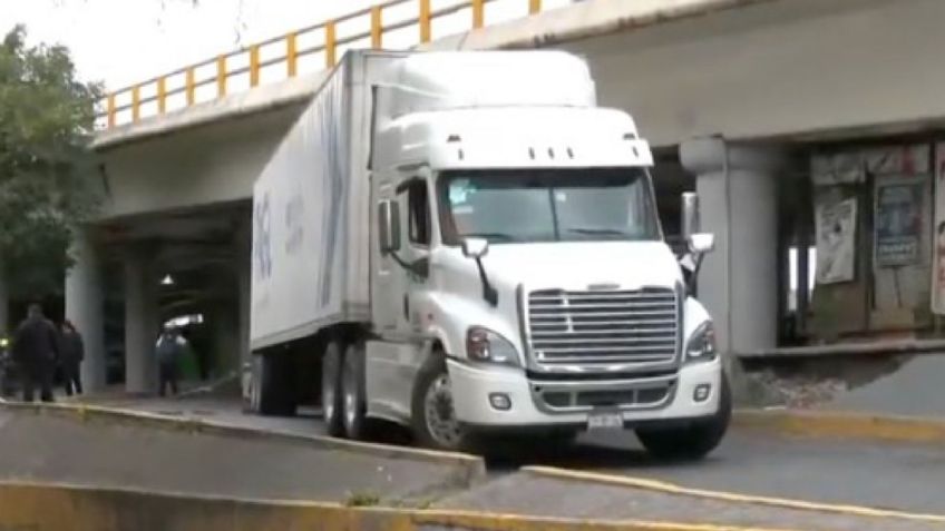 Tráiler se queda atorado en Churubusco y desquicia el tráfico en Iztapalapa, alternativas viales