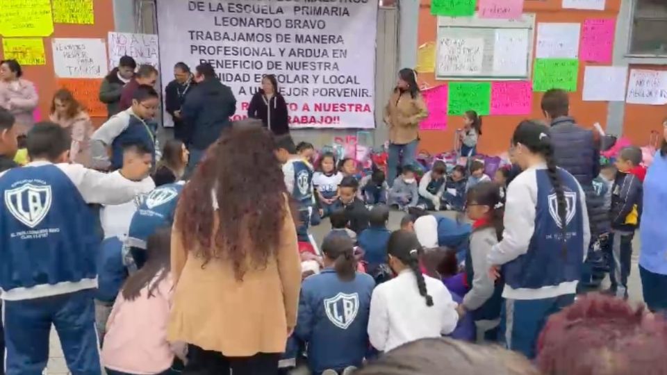 Alumnos de la Escuela Primaria Leonardo Bravo en la Colonia Peralvillo toman clases en la banqueta en protesta a las amenazas de un padre de familia hacia un profesor