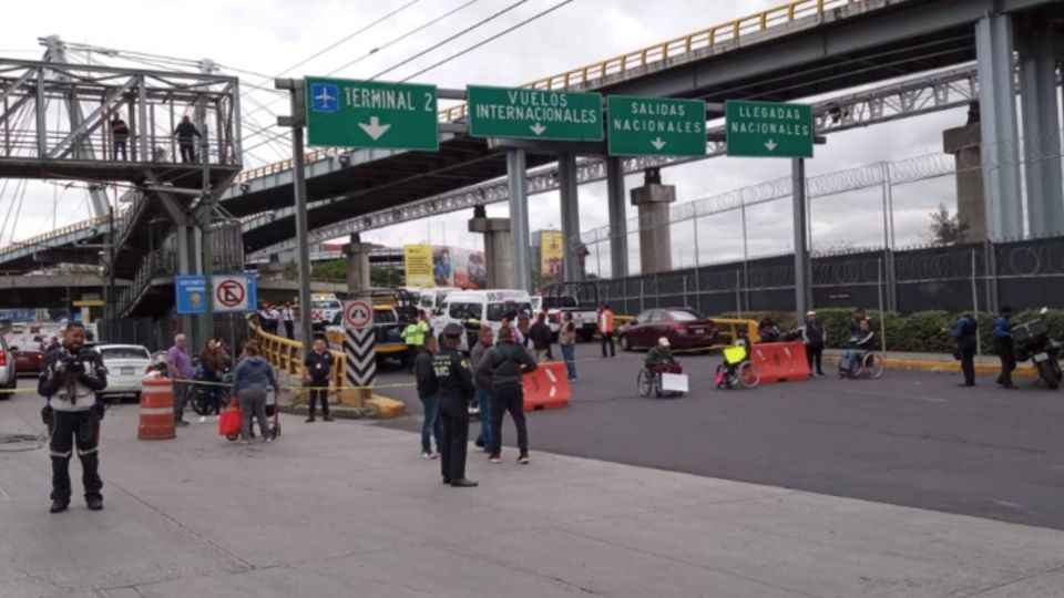 Algunas personas en sillas de ruedas bloquean al paso a la Terminal 1 del AICM.