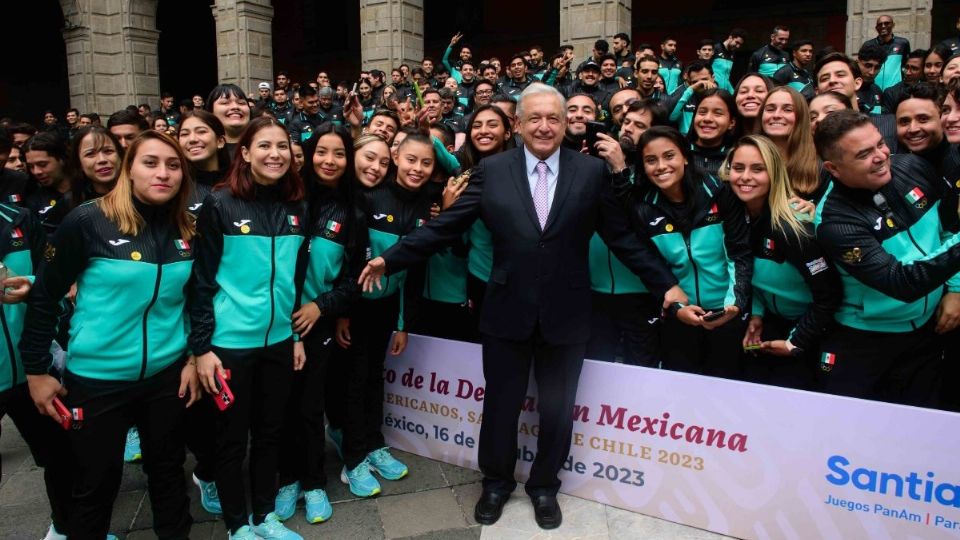 El presidente Andrés Manuel López Obrador abandera a más de 640 atletas que participarán en los Jugos Panamericanos de Santiago 2023