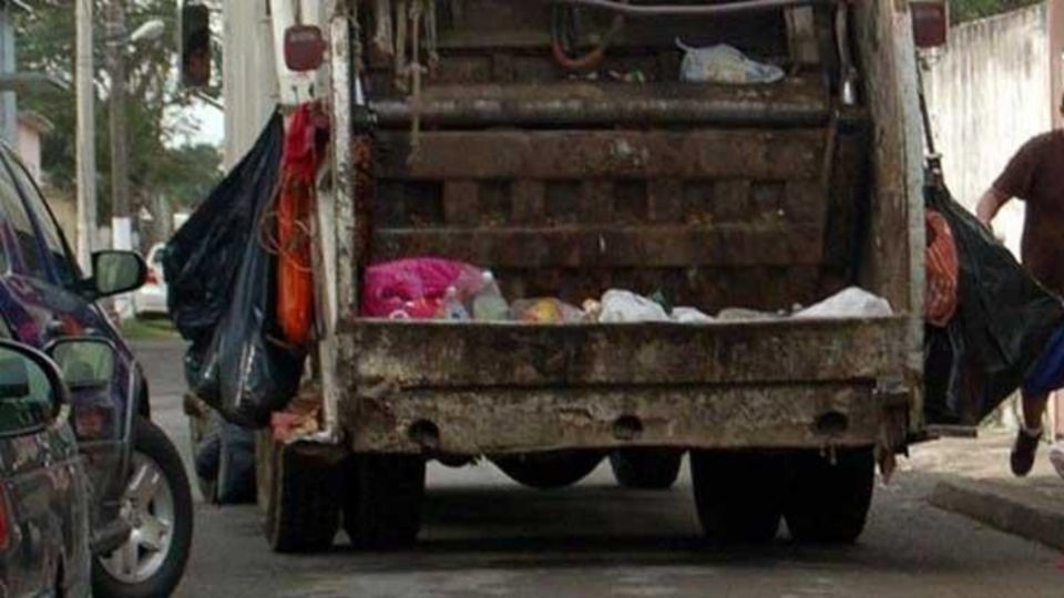 El trabajador tomó una bolsa de basura de un bote sin saber que dentro de ella se encontraba una pistola. 