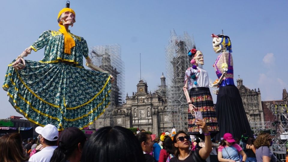 El año pasado, catrinas monumentales adornaron el Zócalo de la Ciudad de México.