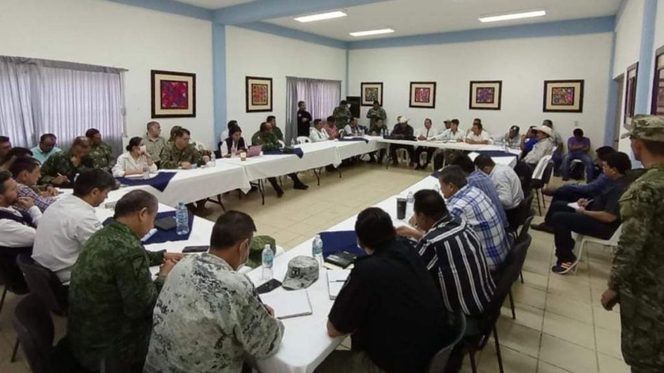 Los ocho policías, que hasta el momento de iniciar la mesa de trabajo permanecieron retenidos en la agencia municipal de Frontera Corozal, fueron liberados sin reserva alguna