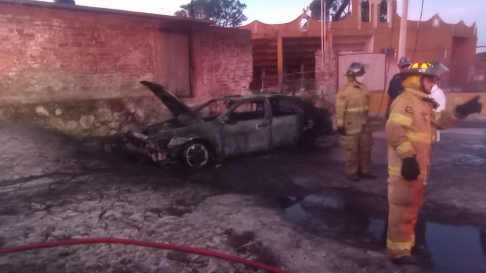 El incendio consumió un vehículo particular que estaba en las calles