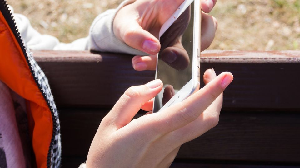 El menor estaba jugando con su celular y no quería prestarlo.