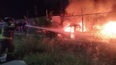 Combaten bomberos incendio en depósito de CFE en Cancún