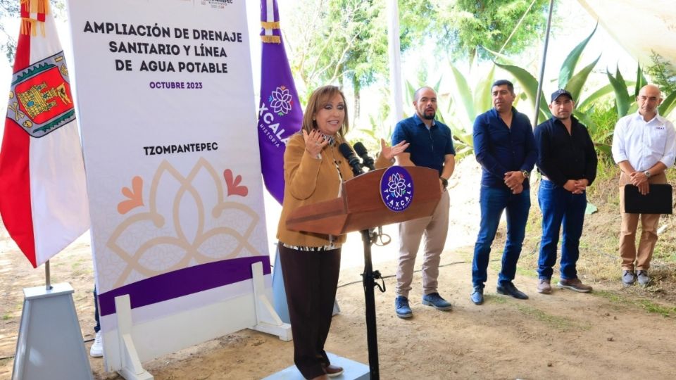 La gobernadora de Tlaxcala Lorena Cuéllar Cisneros, entrega la ampliación de drenaje sanitario y línea de agua potable en la comunidad de San Juan Quetzalcoapan.