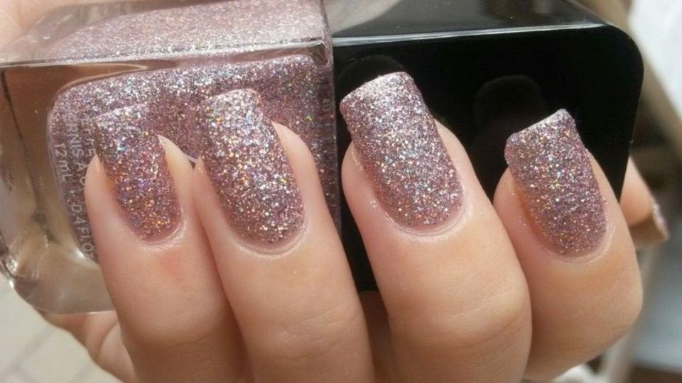 Este es uno de los colores favoritos para los eventos nocturnos, ¿te atreves a llevarlo en tu manicura?