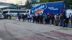 Normalistas de Ayotzinapa bloquean ambos sentidos de la Autopista del Sol a la altura de Chilpancingo