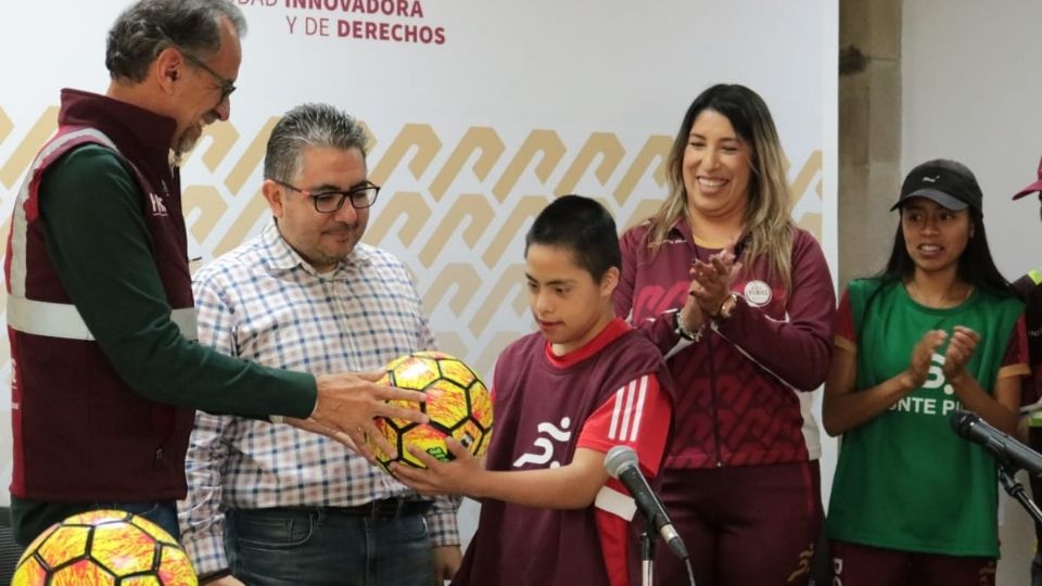 Javier Hidalgo Ponce, titular de Indeporte, entrega balones a niñas y niños