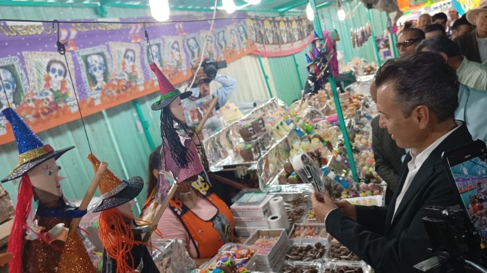 El alcalde tapatío Pablo Lemus estuvo recorriendo la Feria del Cartón y del Juguete