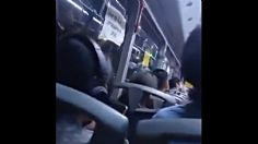 Conductor del transporte público se niega a avanzar si no aparece el teléfono celular que una señora perdió en el camión: VIDEO