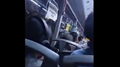 Conductor del transporte público se niega a avanzar si no aparece el teléfono celular que una señora perdió en el camión: VIDEO