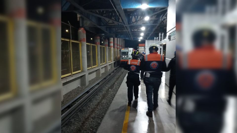 Elementos de Protección Civil y Seguridad Industrial del Metro intentaron rescatar a la joven, sin éxito.