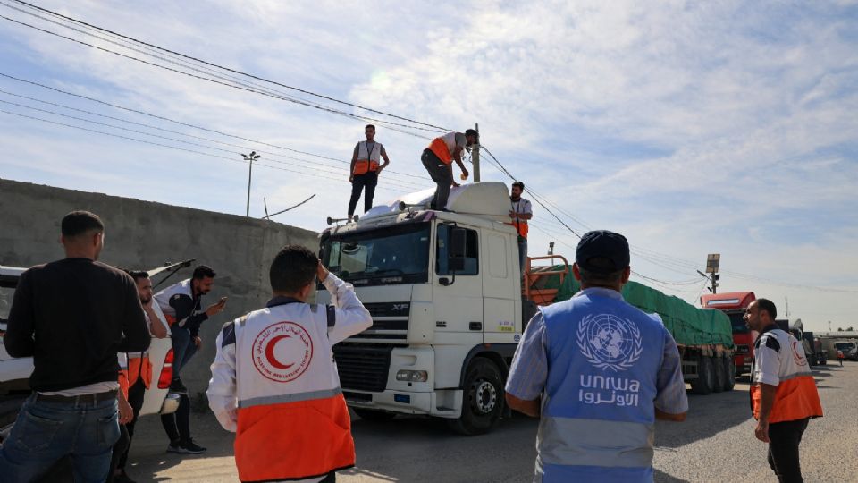 Los primeros camiones con ayuda humanitaria comenzaron a viajar hacia Gaza.