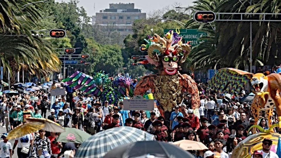 El Desfile Monumental de Alebrijes se ha convertido en uno de los eventos más esperados por miles de capitalinos que acuden año con año a disfrutar del espectáculo.