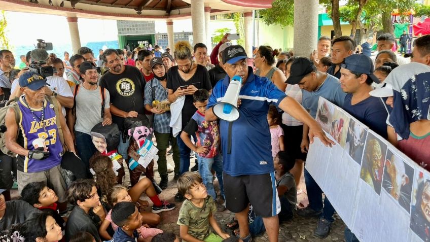 Migrantes protestan con quema de piñatas de mandatarios