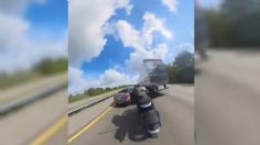 FUERTES IMÁGENES: motociclista choca contra una camioneta y queda bajo las llantas de un tráiler