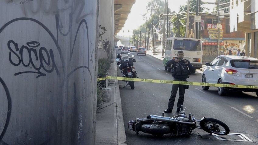 Motociclista se pasa un alto y es embestido por un auto en Monterrey, lo aventó 10 metros