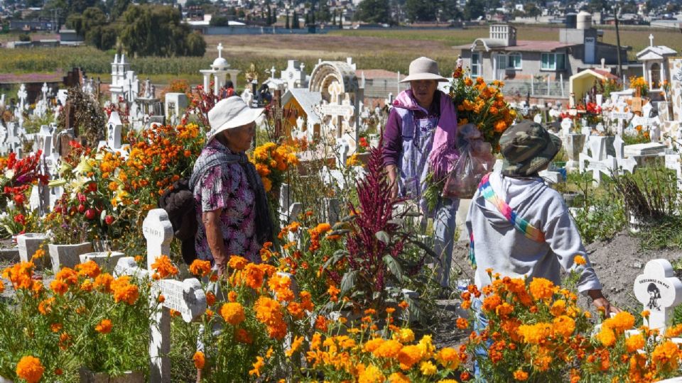 Las personas acostumbran a visitar los panteones durante esos días.