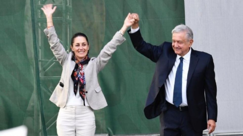 Claudia Sheinbaum y AMLO durante un evento político