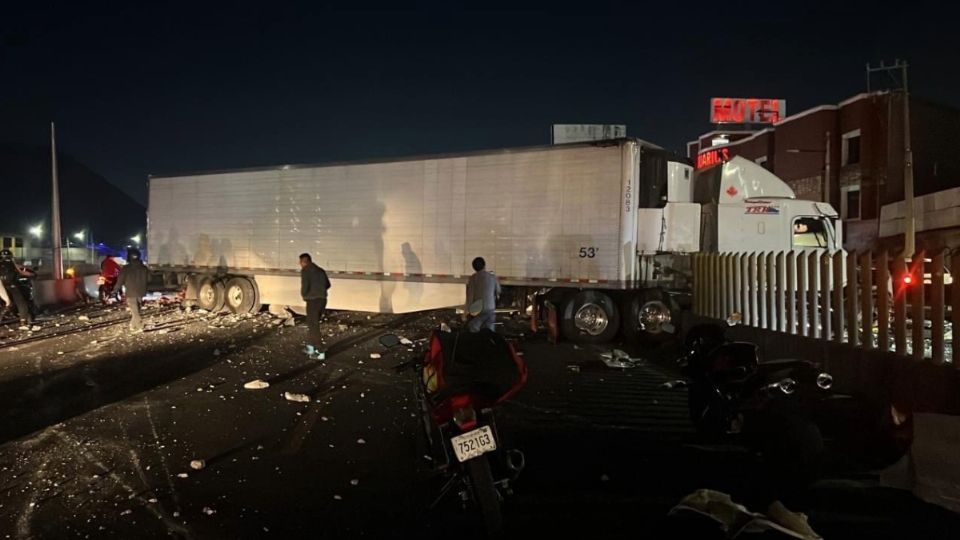 La pesada unidad quedó atravesada en la autopista México-Puebla.