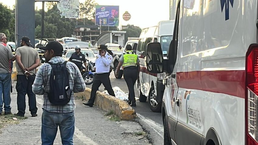 Hombre queda prensado entre su auto y un tráiler en la autopista México-Pachuca y muere