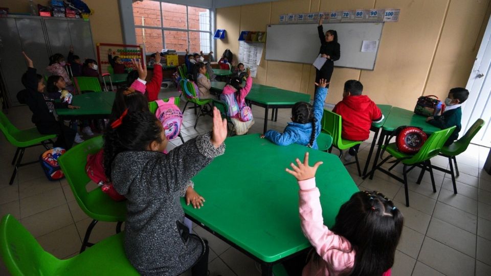 Las autoridades educativas de las ocho mil 952 escuelas de nivel superior del país determinarán el periodo vacacional para los cinco millones 307 mil 471 alumnos y 503 mil 559 maestras y maestros