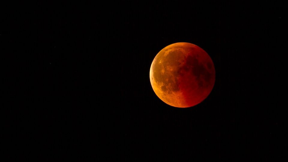 El fenómeno ocasiona que la luna se ilumine de color rojo.