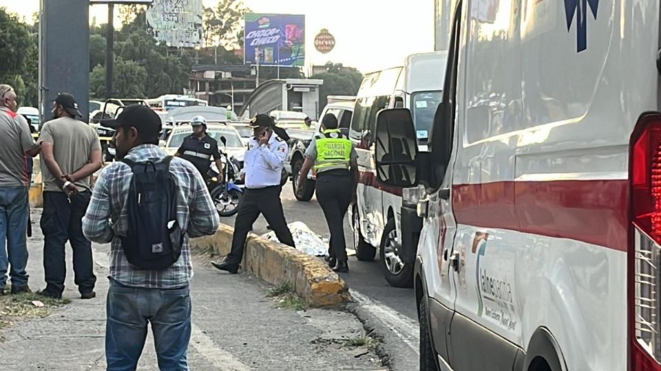 Los primeros reportes indicaron que el conductor de la combi bajó a reclamarle al chófer del tráiler por un golpe a su unidad.