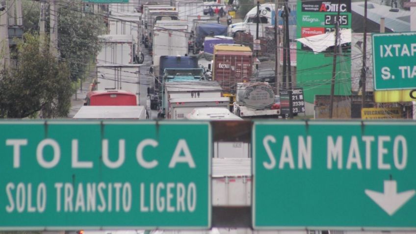 Bloqueo de maestros colapsa la carretera Toluca- México en sus ambas direcciones