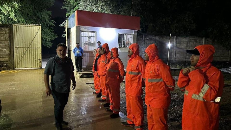 Autoridades durante la implementación de refugios temporales en Tecpan, Coyuca y Acapulco.