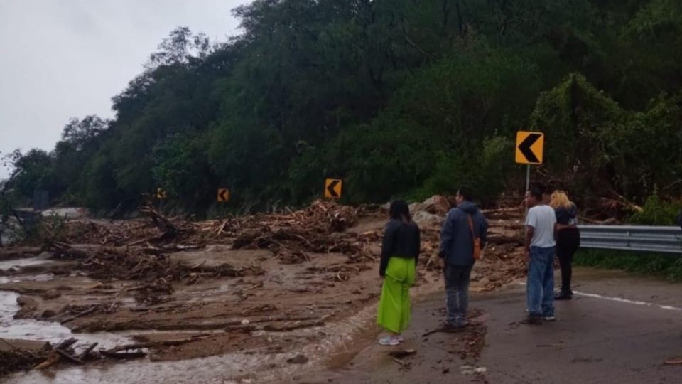 En la Autopista del Sol, los últimos 10 kilómetros para llegar a Acapulco sufrieron deslaves y otros daños que impiden el paso.