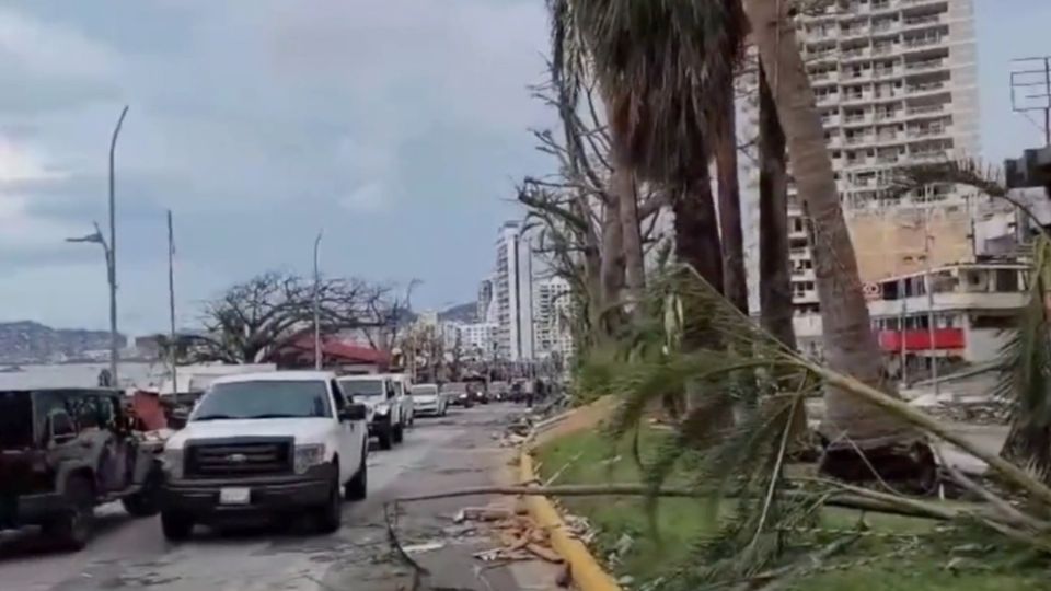 La avenida costera Miguel Alemán es la principal vialidad turística del puerto de Acapulco.