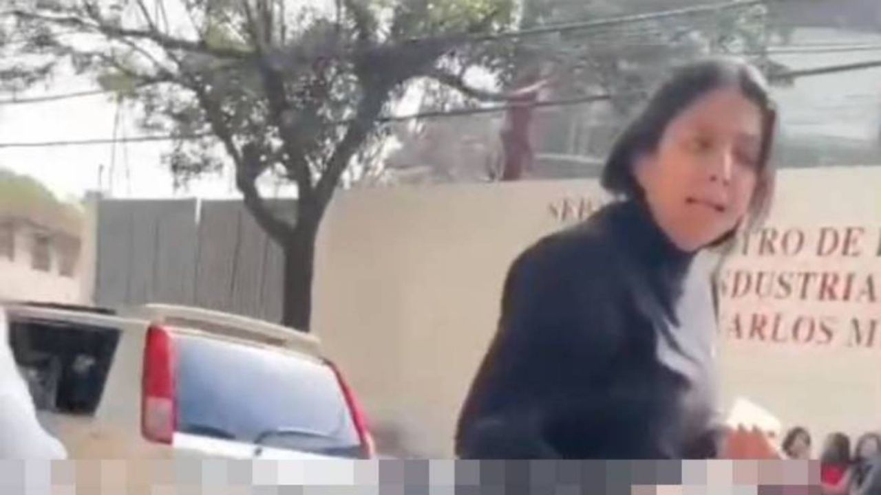 VIDEO: señora se agarra a golpes con 2 alumnas del CETIS 33 por reclamarle  que las iba a atropellar | El Heraldo de México