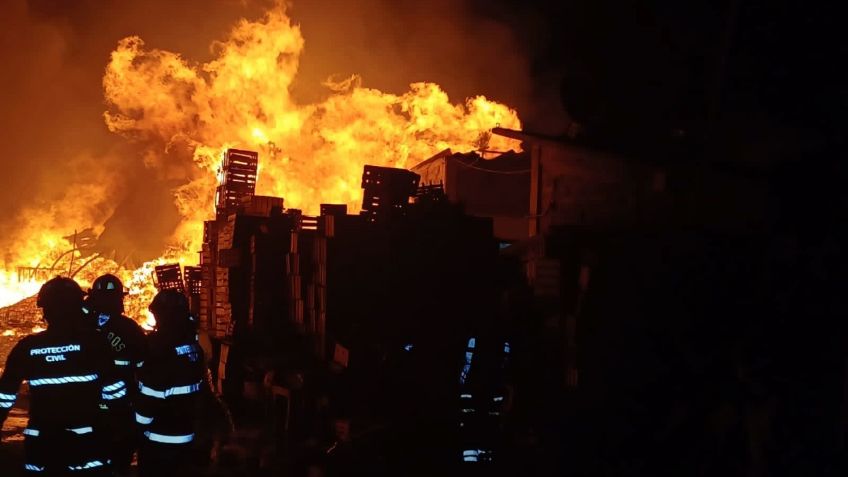 Imágenes fuertes: Incendio afecta a la Central de Abasto de Toluca