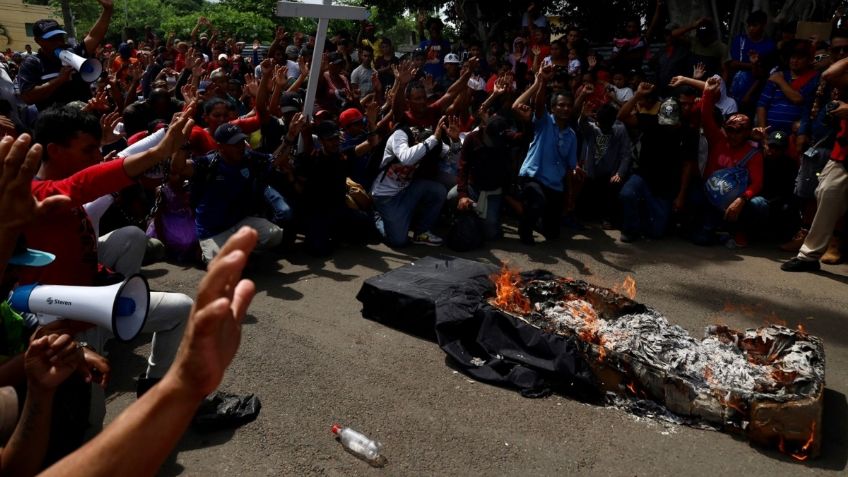 Migrantes protestan con quema de boletas en Tapachula