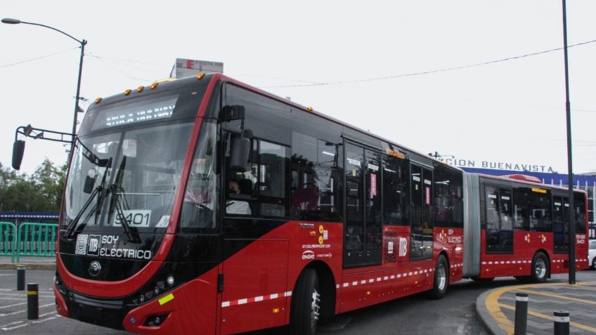 Metrobús de la línea 5 choca en la GAM, se reportan personas lesionadas