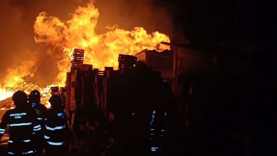 Bomberos de distintos municipios mexiquenses se trasladaron al sitio.